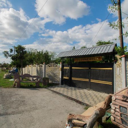 Апартаменты Rezo'S Ranch Samtredia Экстерьер фото